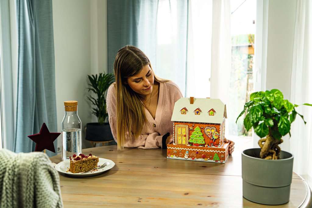 Ravensburger 3D Puzzle 11237 - Lebkuchenhaus Night Edition - LED beleuchtetes Knusperhäuschen als Weihnachtsdeko für Erwachsene und Kinder ab 8 Jahren