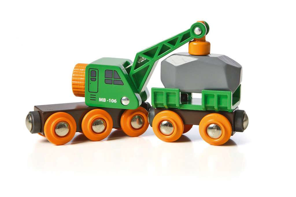 Grüner Kranwagen mit Anhänger und Fracht